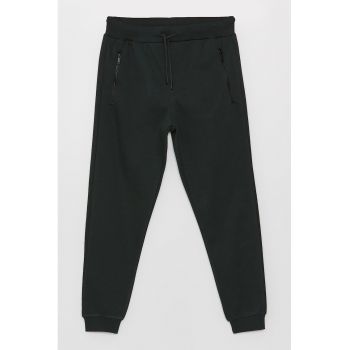 Pantaloni de trening cu croiala conica cu buzunare cu fermoar