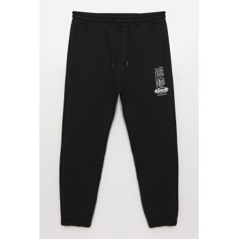 Pantaloni jogger cu text