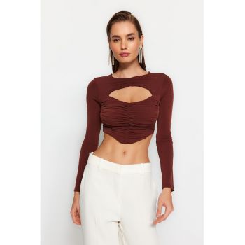 Top crop cu decupaj