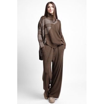 Compleu cu pulover oversize asimetric si pantaloni tricotaj, maro cadrilat