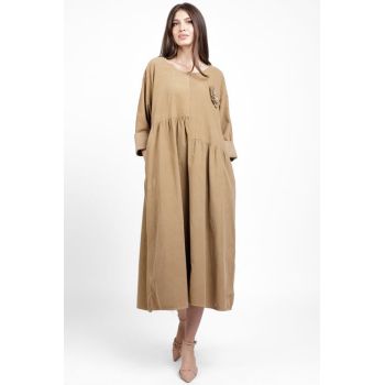 Rochie din catifea reiata, cu taieturi asimetrice si floare aplicata, camel