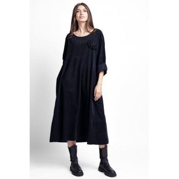 Rochie din catifea reiata, cu taieturi asimetrice si floare aplicata, neagra