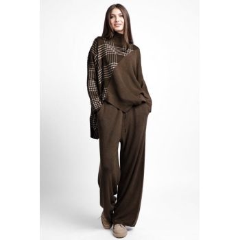 Compleu cu pulover oversize asimetric si pantaloni tricotaj, maro coffe cadrilat