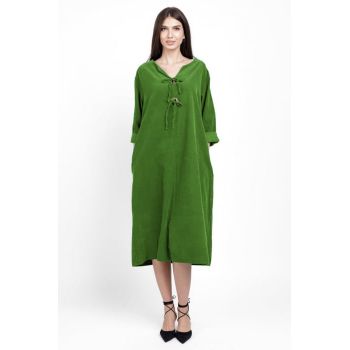 Rochie din catifea reiata, cu nasturi mari de lemn pe piept, verde oliv