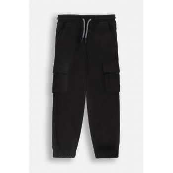 Coccodrillo pantaloni de trening din bumbac pentru copii culoarea negru, neted, WORLD OF PIXEL BOY KIDS