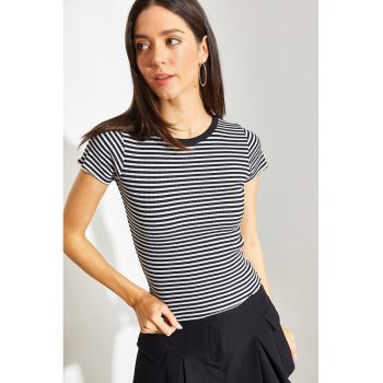 Tricou crop cu model in dungi si decolteu la baza gatului