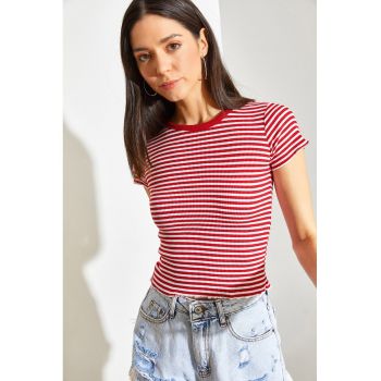 Tricou crop cu model in dungi si decolteu la baza gatului