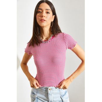 Tricou crop cu model in dungi si decolteu la baza gatului