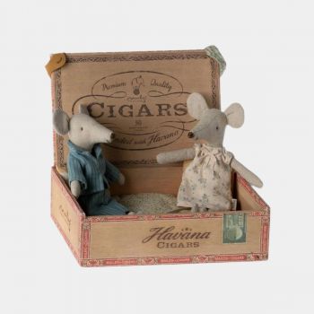 Jucarie maileg, Mum and dad mice in cigarbox