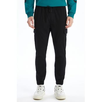 Pantaloni de trening cargo cu snur de ajustare in talie