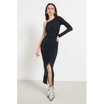 Rochie cu decolteu pe umeri si slit lateral