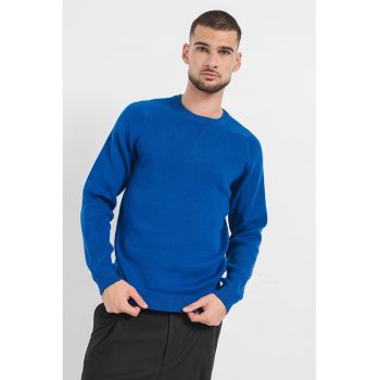 Pulover cu decolteu la baza gatului si maneci raglan