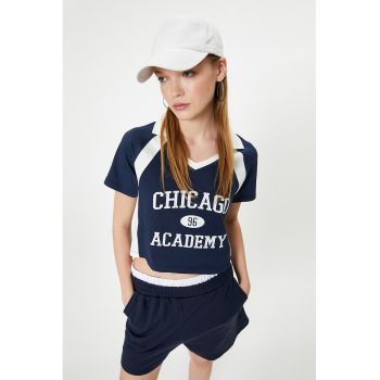 Tricou crop cu model text