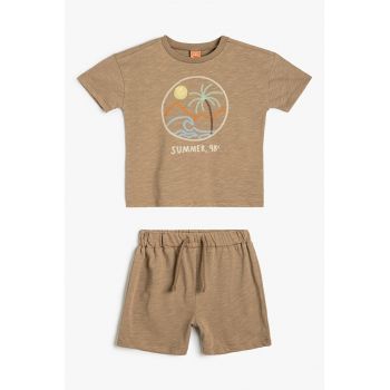 Set de tricou cu imprimeu tropical si pantaloni scurti