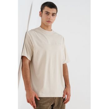 Tricou relaxed fit cu decolteu la baza gatului