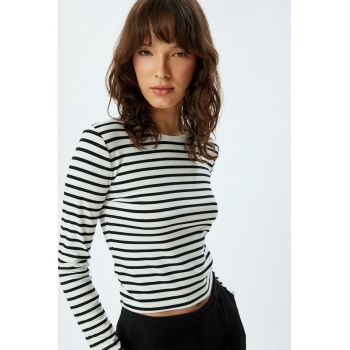 Bluza crop cu decolteu la baza gatului