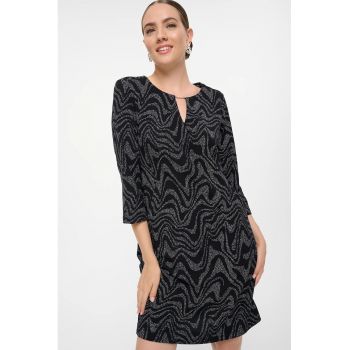 Rochie cu model si decolteu rotund