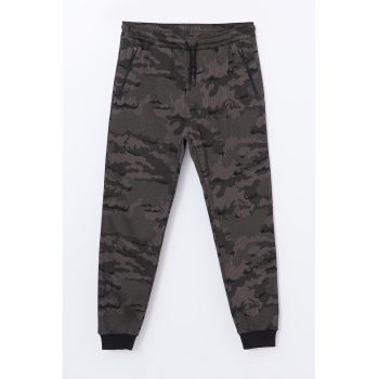 Pantaloni de trening cu model camuflaj