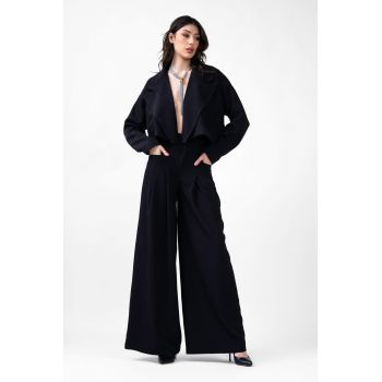 Costum negru cu sacou cropped si pantaloni cu buzunare