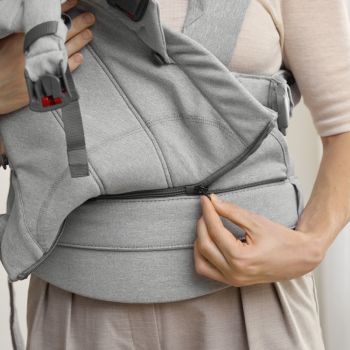 Marsupiu anatomic BabyBjorn cu multiple pozitii de purtare Harmony Light Gray