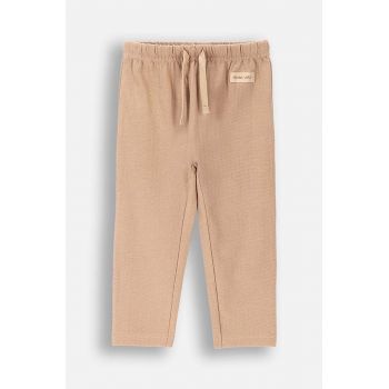 Coccodrillo pantaloni de trening din bumbac pentru copii culoarea bej, neted, FRIENDS TOGETHER BOY NEWBORN