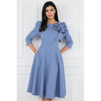 Rochie bleu cu floare maxi pe bust