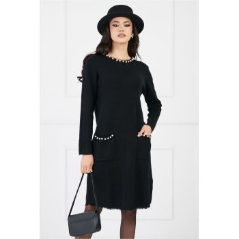 Rochie Adina neagra din tricot cu perle la decolteu si buzunare