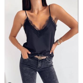 Bluza neagra tip maiou din lycra, tivita cu dantela pe decolteu