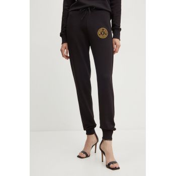 Versace Jeans Couture pantaloni de trening din bumbac culoarea negru, cu imprimeu, 77HAAT00 CF01T