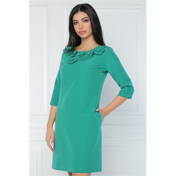 Rochie MBG office din stofa verde accesorizata cu floricele la bust