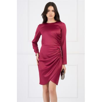 Rochie Moze eleganta din satin magenta cu fronseu si accesoriu pe fusta