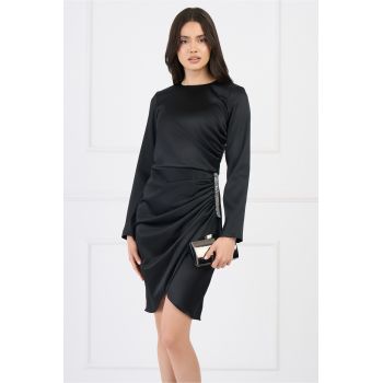 Rochie Moze eleganta din satin neagra cu fronseu si accesoriu pe fusta