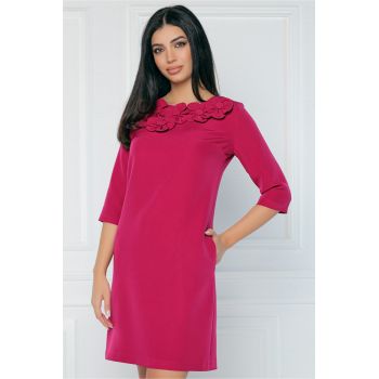 Rochie office din stofa fucsia accesorizata cu floricele la bust