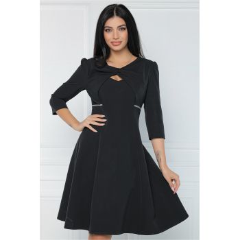 Rochie eleganta din stofa neagra cu strasuri in talie si decupaj la decolteu