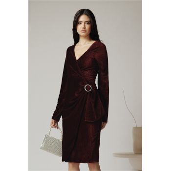 Rochie eleganta din catifea burgundy cu insertii din fir lurex si catarama in talie