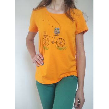 Tricou pictat manual ,cu bufnita pe bicicleta