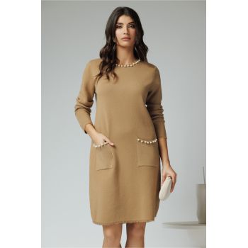 Rochie din tricot maro camel cu perle la decolteu si buzunare