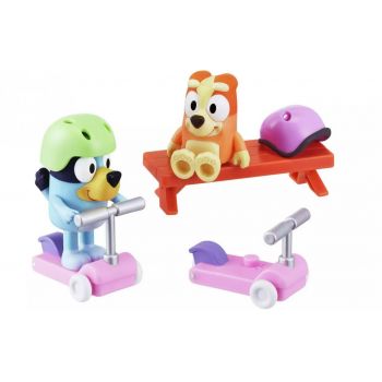 Set 2 figurine Bluey si Bingo, Distractie cu scuterul, 6 piese, 3 ani+