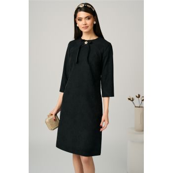 Rochie DY Fashion office din velur neagra cu funda si brosa