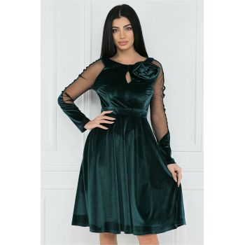 Rochie eleganta din catifea verde cu maneci din tull si floare pe bust