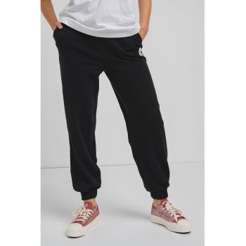 Pantaloni de trening din material terry cu aplicatie logo