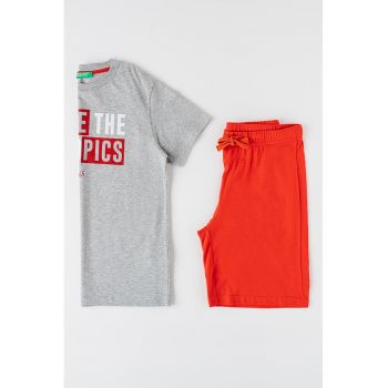 Set de tricou cu decolteu la baza gatului si pantaloni scurti - 2 piese