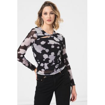 Bluza cu imprimeu abstract si decupaj