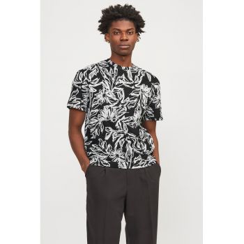 Tricou cu decolteu la baza gatului si model tropical