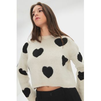 Pulover crop cu decolteu la baza gatului si model cu inimi