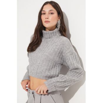 Pulover crop striat cu guler inalt