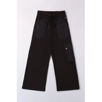 Pantaloni de trening cu croiala ampla si buzunare multiple