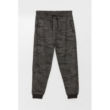 Pantaloni de trening cu model camuflaj