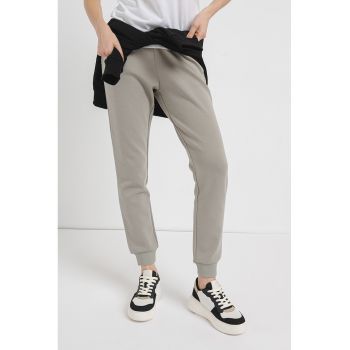 Pantaloni conici cu buzunare laterale