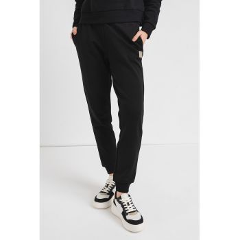 Pantaloni conici cu buzunare laterale